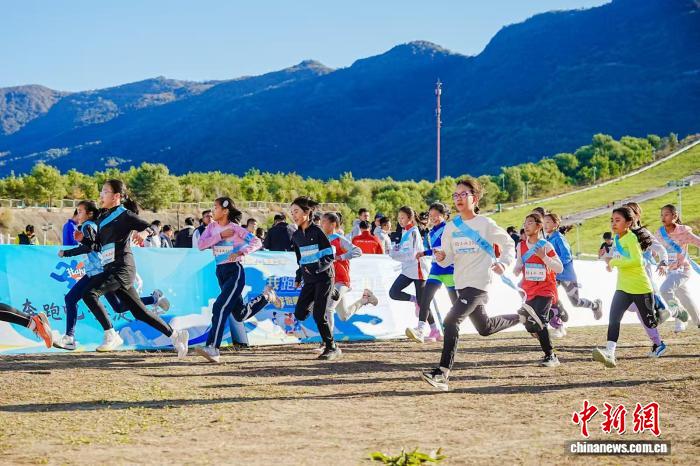 4500名海淀学子西山滑雪场接力跑迎挑战