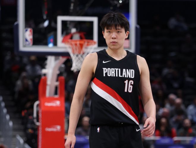 杨瀚森复出首秀亨德森创纪录开拓者大胜送步行